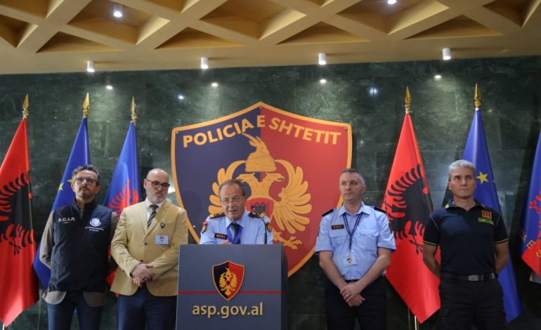 OPERACIONI ANTIDROGË PËR 2 DITË/ Policia: 6 të arrestuar shqiptarë dhe të huaj. Sekuestrohet kanabis, armë e para, trafikantët…