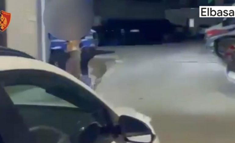 E PËSON KEQ/ Tentoi t’i merrte me dhunë varësen e floririt një vajze në kishë, pranga ‘skifterit’ në Elbasan