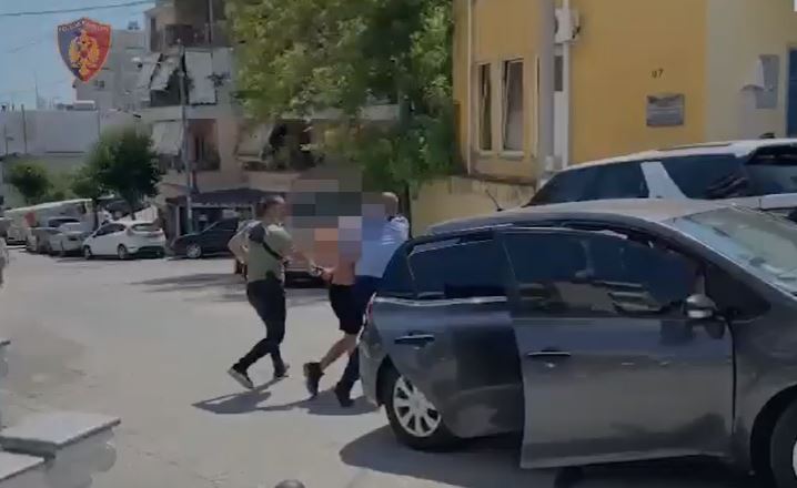 EMRI/ Qëlloi me armë zjarri në ajër dhe u largua, arrestohet 23-vjeçari në Sarandë, ja çfarë iu gjet në banesë