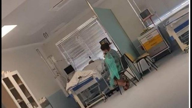 AUTORI U ARRESTUA/ U qëllua me thikë në Himarë, polici i plagosur ende në reanimacion, nëna i qëndron te koka