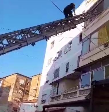 PËRFSHIHET NGA FLAKËT BANESA NË BERAT/ Pamjet kur zjarrfikësit hyjnë nga dritarja
