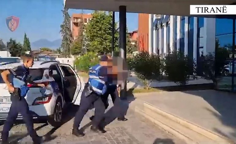 E PËSON KEQ/ Vodhi targa që do t’i dërgonte jashtë Shqipërisë për t’u përdorur në ngjarje kriminale, arrestohet 23 vjeçari