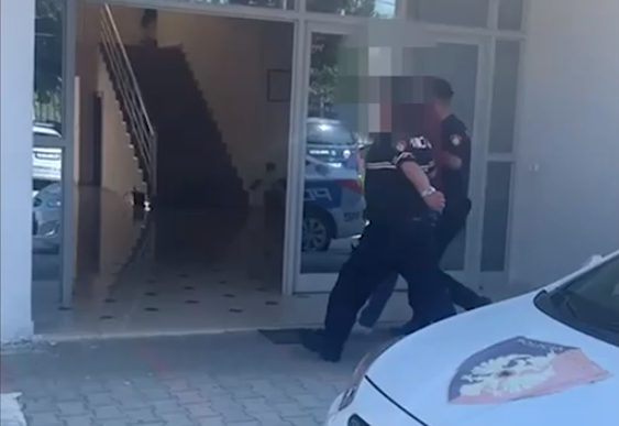 PO VIDHTE NJË BANESË/ Arrestohet në flagrancë 36-vjeçari në Kavajë, dyshohet se kishte bastisur dhe 4 të tjera