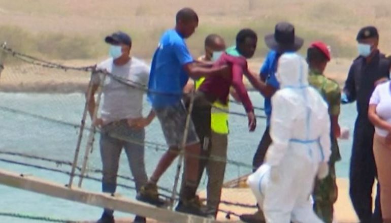 TRAGJEDI NË BRIGJET AFRIKANE/ Qëndruan mbi një muaj në det, gjenden të vdekur 60 emigrantë në një varkë peshkimi
