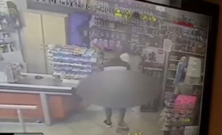 GRABITET MARKETI NË KORÇË/ I riu me thikë në dorë merr 100 mijë lekë, punonjëset tmerrohen