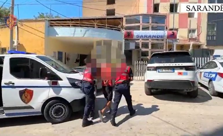 EMRI/ Nuk iu bind urdhrit të policisë për të ndaluar dhe rrezikoi jetën e efektivëve, arrestohet 22-vjeçari në Sarandë