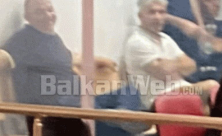 FOTOLAJM/ Me krahët e hapur dhe duke qeshur, ish-zv.ministri Rjepaj dhe biznesmeni Rrapaj ‘të çliruar’ në gjyq