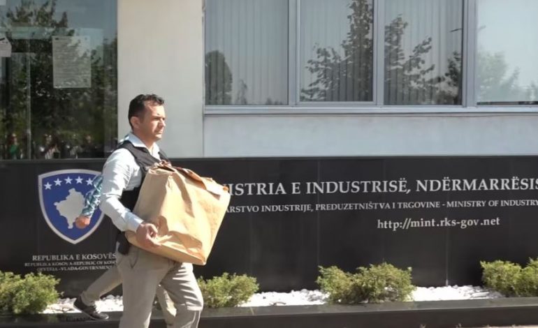 ABUZUAN ME REZARVAT SHTETËRORE/ Arrestohen dy zyrtarë në Kosovë