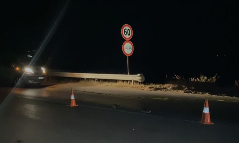 FURGONI PËRPLAS KËMBËSORIN NË AFËRSI TË MALIQIT/ 58-vjeçari përfundon në spital