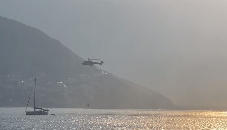 ZJARRI NË QEPARO/ Helikopteri has vështirësi për shkak të erës
