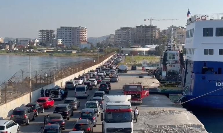 FLUKS NË PORTIN E VLORËS/ Mbi 1000 persona kanë mbërritur mëngjesin e sotëm