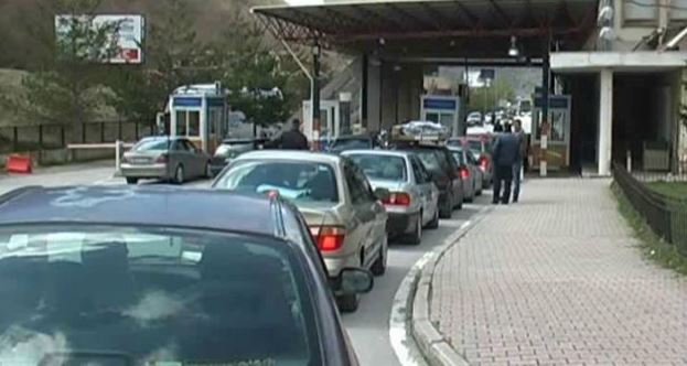 RADHË TË GJATA NË PIKËN E KALIMIT KUFITAR TË KAPSHTICËS/ Mijëra qytetarë hyjnë në Shqipëri