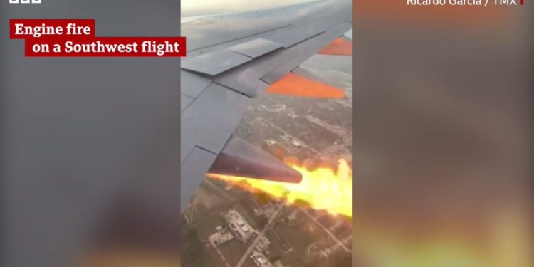 VIDEOLAJM/ Avioni merr flakë gjatë fluturimit
