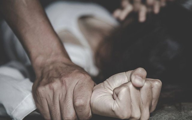 TMERR/ I njohu në një festë, e reja përdhunohet në grup nga 4 persona, mes tyre një i mitur