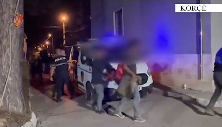TRANSPORTONTE 15 EMIGRANTË TË PALIGJSHËM/ Në pranga 53-vjeçari në Korçë