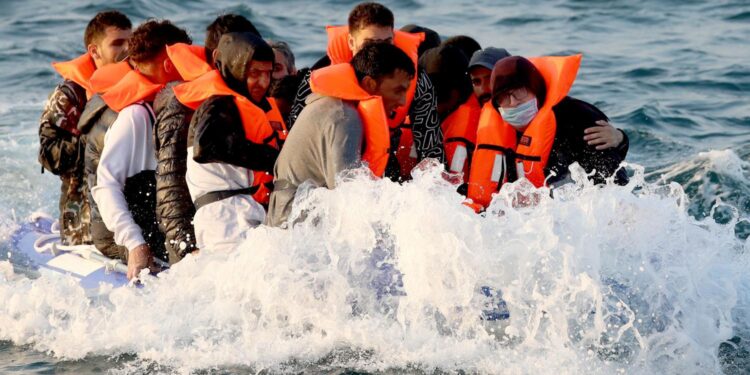 EMIGRANTËT E PALIGJSHËM/ Mediat britanike publikojnë numrin e shqiptarëve që kanë mbërritën me gomone në janar-korrik