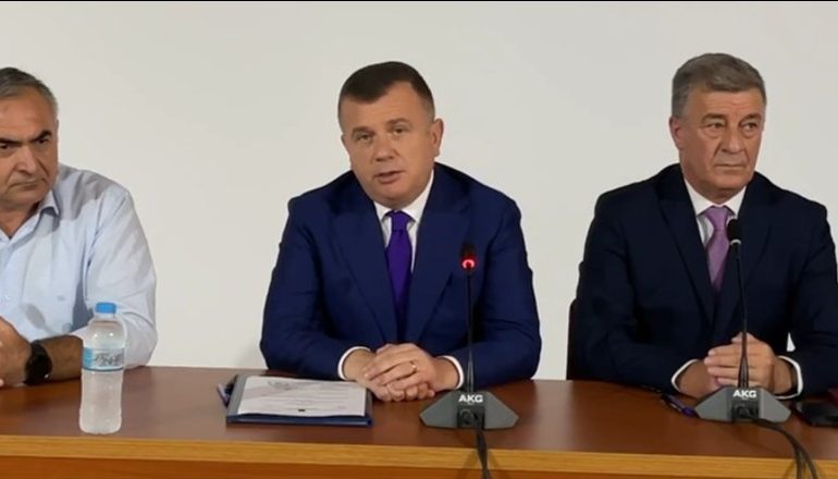 SITUATA E ZJARREVE NË QARKUN VLORË/ Balla: Vijon puna nga toka dhe ajri për eliminimin e të gjitha vatrave që paraqesin rrezik…