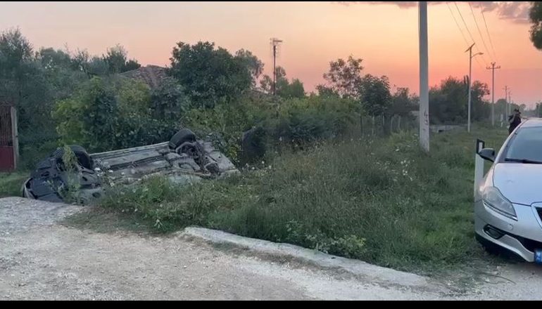 AKSIDENT NË AKSIN FIER-SEMAN/ Pëfundon në kanal, plagoset shoferi