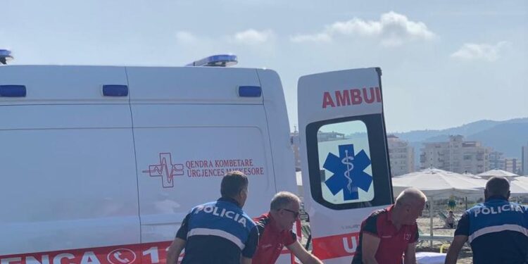 NË PRAG TRAGJEDIE/ Rrezikuan të mbyteshin në Golem, 3 turistët nga Maqedonia e Veriut nxirren nga deti në gjendje të rëndë