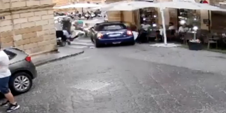 NJË MAKINË PËRFUNDON BRENDA LOKALIT/ 6 të plagosur në qendrën historike të qytetit italian