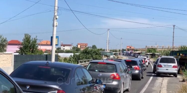 QYTETARËT DREJT PLAZHIT/ Fluks makinash në autostradën Tiranë-Durrës