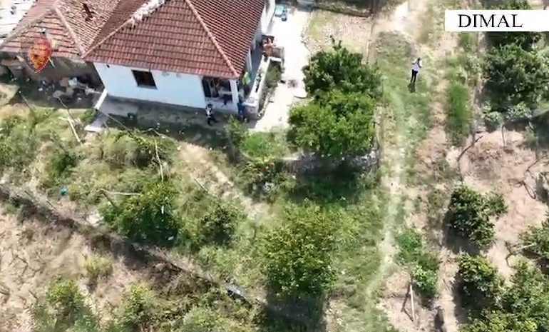 ZBULOHET “SHTËPI BARI” NË BERAT/ Vihet në pranga pronari i banesës dhe dy vëllezërit: E pësojnë dhe dy punonjësit e OSHEE