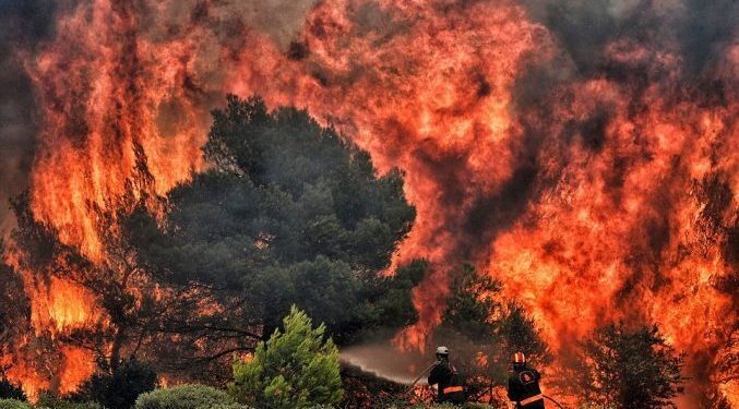 VERILINDJA E GREQISË NË FLAKË PREJ MË SHUMË SE 24 ORËSH/ Evakuohen banorë në zona të ndryshme