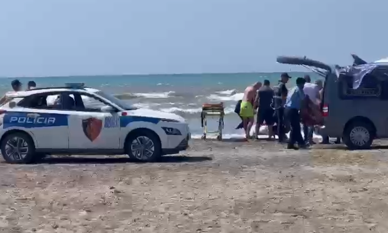 E RËNDË/ Pëson infarkt, humb jetën pushuesi 55-vjeçar në plazhin e Darëzezës