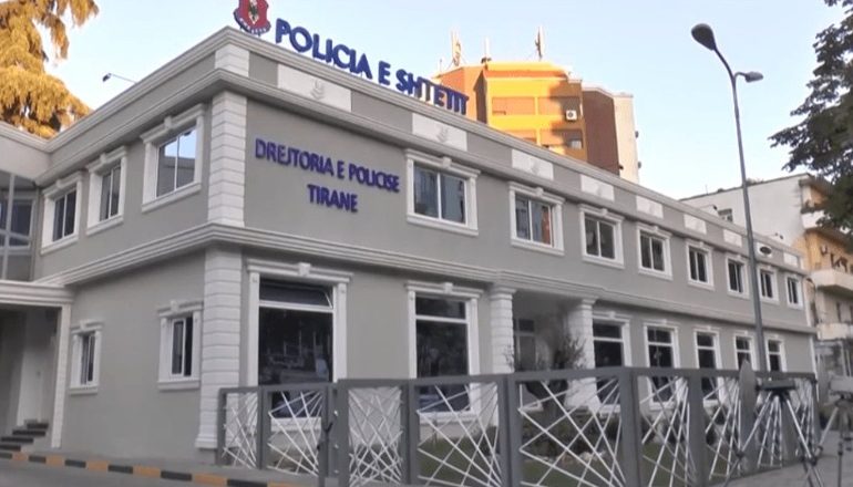 E PËSON KEQ/ Kundërshtoi efektivët e policisë që po vendosnin gjoba, shoqërohet 44-vjeçari në Tiranë