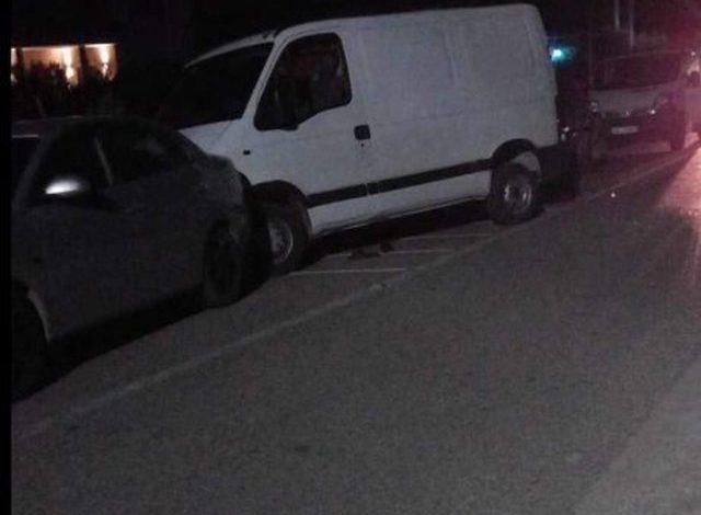 AKSIDENT I RËNDË NË KËLCYRË/ Po i ndiqte policia, shoferët përplasin furgonat plot me klandestinë