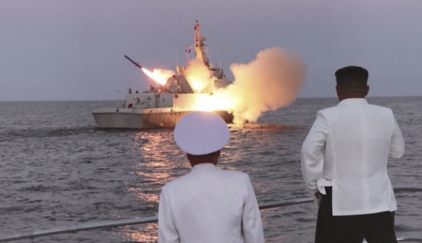 SHBA DHE KOREJA E JUGUT NË STËRVITJE/ Kim Jong Un teston raketën e re