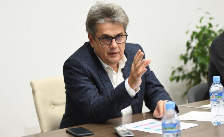 “FALEMINDERIT PËR EMRIN E MIRË QË NA LE”/ Mesazhi prekës i Benet Becit për humbjen e të atit