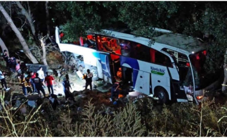 TRAGJEDI NË TURQI/ Autobusi bie nga 30 metra lartësi, 12 të vdekur dhe 19 të plagosur