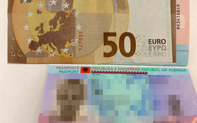E PËSON KEQ 23-VJEÇARI NË AEROPORTIN E RINASIT/ Shqetësoi pasagjerët në avion dhe kundërshtoi me dhunë punonjësit e Policisë, arrestohet…