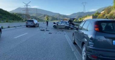 AKSIDENT NË AUTOSTRADËN TIRANË-ELBASAN/ 24-vjeçari humb kontrollin e makinës dhe përplaset me mbrojtëset metalike