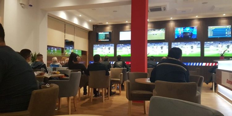 VININ BASTE SPORTIVE NËPËRMJET TELEFONIT/ Arrestohen 6 persona në Tiranë