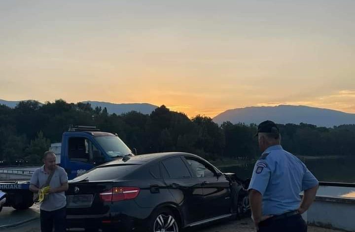 PAMJET E FRIKSHME/ Aksident te Diga e Liqenit, mjeti futet në zonën e këmbësorëve, përplaset me bordurat