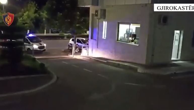 AKSIDENTOI DY AUTOMJETE DHE DËMTOI POLICIN/ Tentoi t’i largohet policisë me 22 emigrantë në furgon, arrestohet 34-vjeçari në Gjirokastër