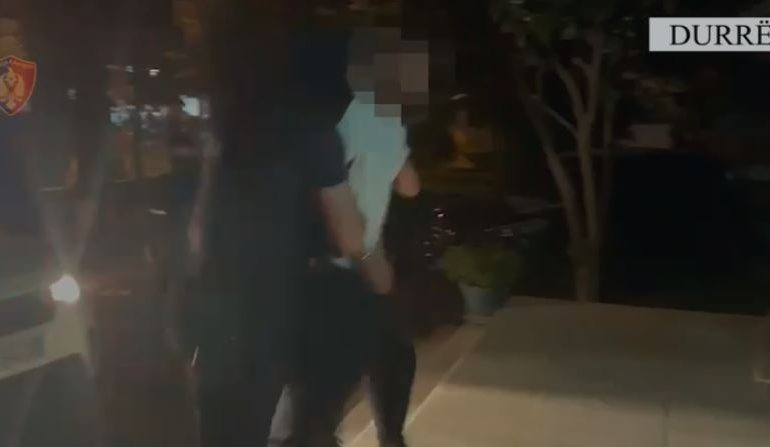 EMRI/ Qëlloi me kallashnikov në ajër për të kanosur kushëririn e tij, arrestohet 26-vjeçari në Durrës