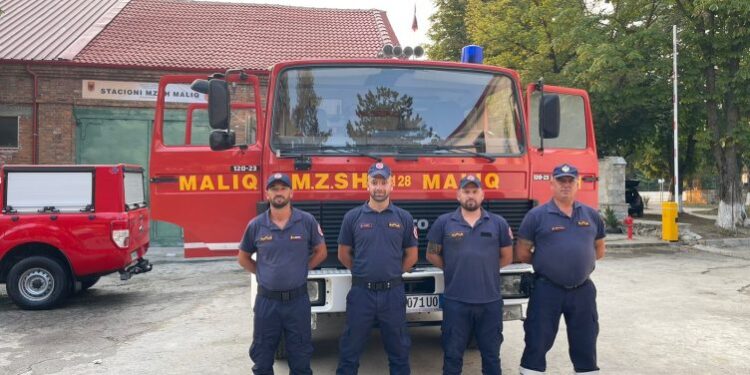 FLAKËT SHKRUMBOJNË GREQINË/ Zjarrëfikësit e Korçës nisen për të ndihmuar shtetin fqinj