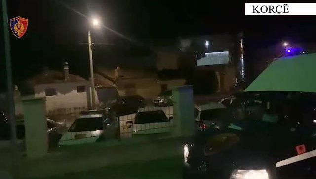 PARANDALOHET KRIMI NË KORÇË/ Dy vëllezërit tentojnë të vrasin 41-vjeçarin, i kërcënojnë dhe të birin