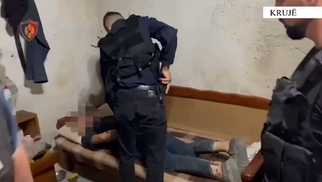 PREJ NJË VITI NË KËRKIM/ Arrestohet 32-vjeçari në Krujë, pranga edhe shokut që e ndihmonte të fshihej