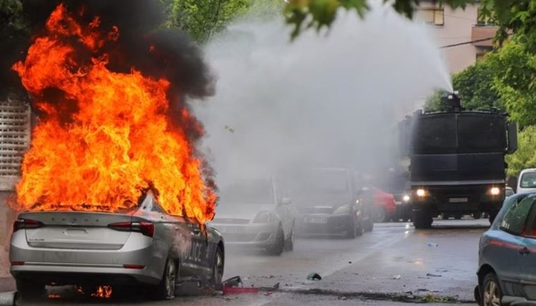 DETAJET/ Përfshihet nga flakët një makinë në autostradën Lezhë-Milot