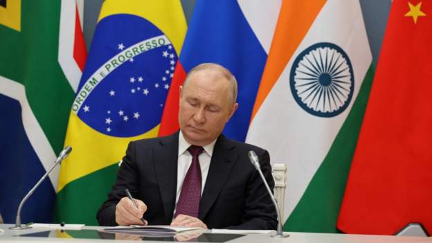 PUTIN FLET NË SAMITIN E BRICS/ Injoron rrëzimin e avionit të Prigozhin