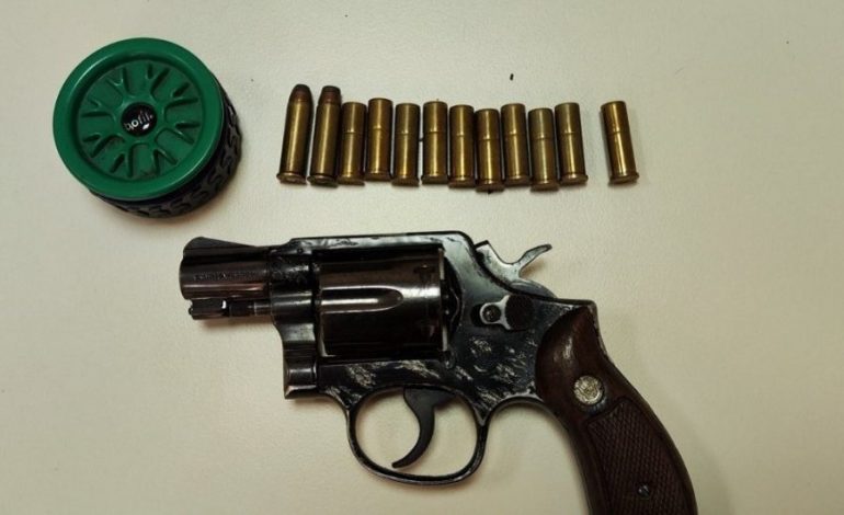 QARKULLONTE ME ARMË ZJARRI ME VETE/ Arrestohet në Greqi 23-vjeçari shqiptar