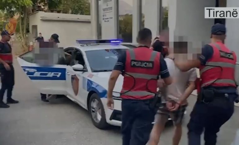 QARKULLONTE ME PISTOLETË DHE MUNICION LUFTARAK NË MAKINË/ Pranga shoferit dhe dy të rinjve në Tiranë (EMRAT)