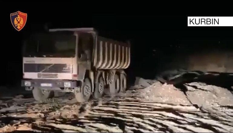 GËRRYEN LUMIN MAT PËR TË NXJERRË INERTE/ Arrestohet administratori i firmës dhe shoferët e mjeteve të rënda