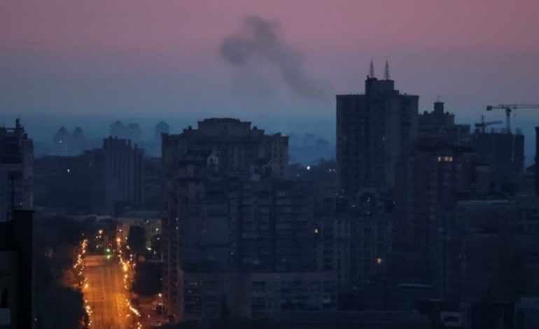 SULM I RI AJROR RUS NË KIEV/ Sirenat e alarmit dëgjohen në të gjithë Ukrainën