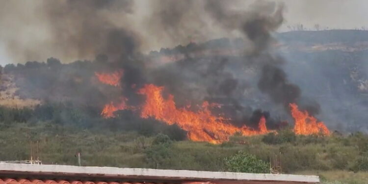 VULLNETARËT KUNDËR FLAKËVE/ 650 persona i bashkohen Emergjencave Civile në Elbasan