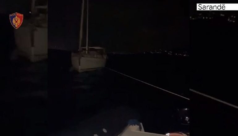 U PËSOI DEFEKT VELIERA NË MES TË DETIT NË SARANDË/ Shpëtohen 3 turistët turq
